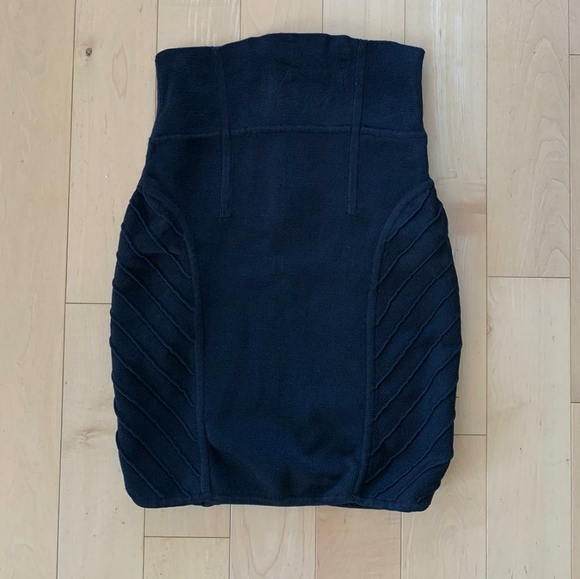 ARITZIA SKIRT - Picture 2 of 7